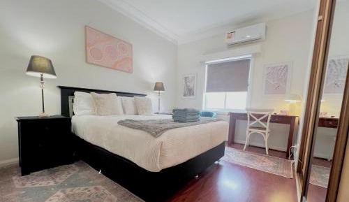 Deluxe Queen Room with Shared Bathroom
