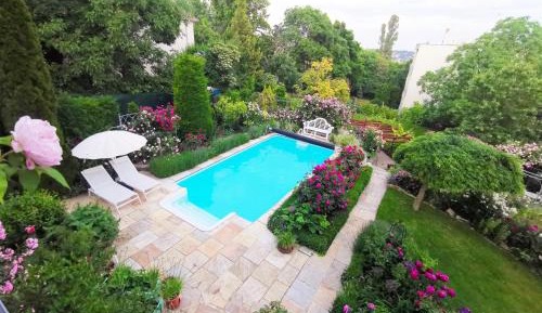 Apartment with Pool View 