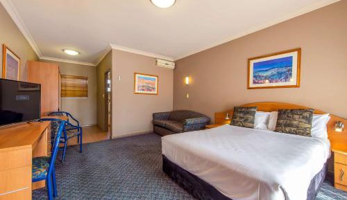 Queen Suite with Sofa Bed - Disability Access/Non-Smoking