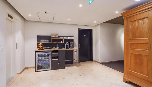 Business Queen Room