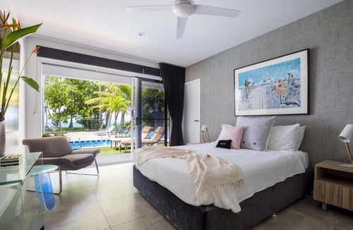 Oak Beach House | Tenterfield Beachfront Luxury 4 Bedroom Holiday Home