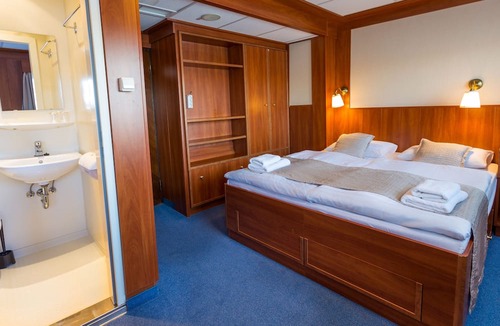 Felheviz Boat Rental | Grand Jules Boat Hotel Budapest