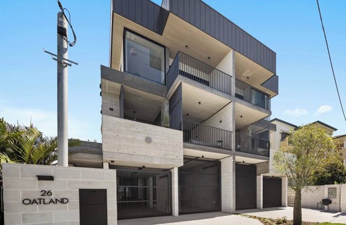 Runaway Bay House | Oatland 26 Esplanade Coastal Retreat