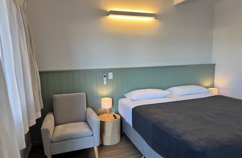 Bowen Hotel | Pearly Shell Motel