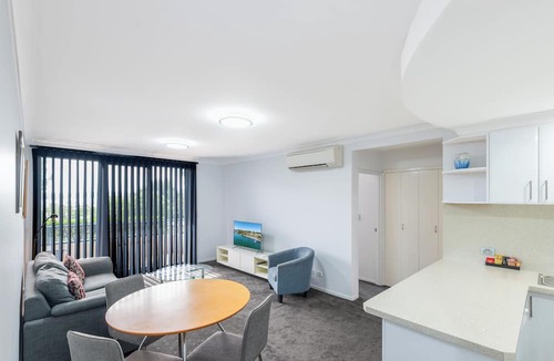 Toronto Hotel | The Brighton Apartments