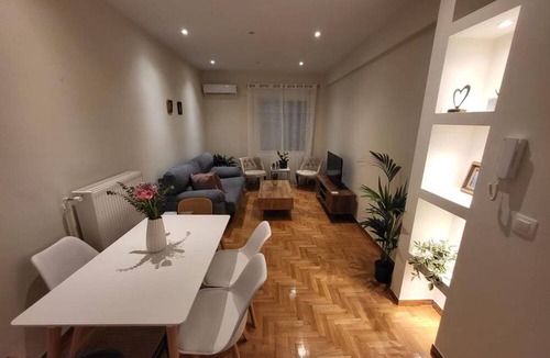 Makrigianni Apartment | 2 bd Renovated Flat at Acropolis