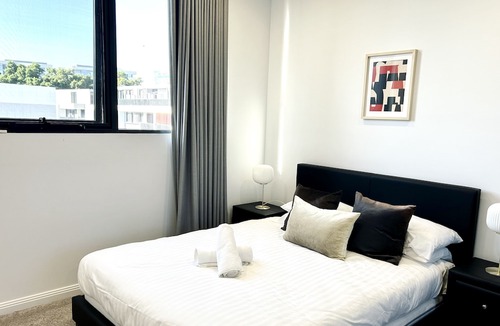 Rosebery Apartment | Spacious Top Level 3B2B Apt with Huge Balcony in Rosebery