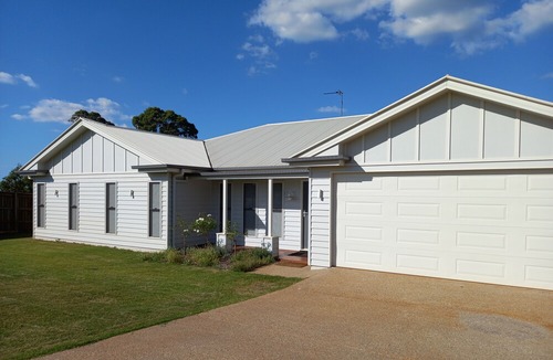 Highfields House | Airconditioned large family home. Sleeps 8 and pet friendly.