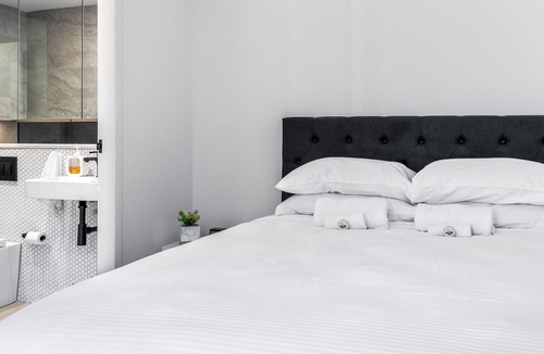 Wollongong CBD Apartment | Scenic Wollongong Gem: City Location with Rooftop