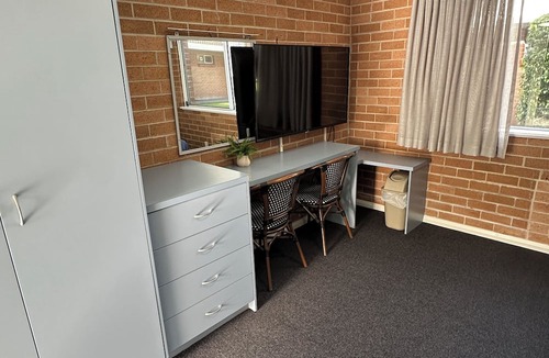 Albion Park Rail Hotel | The Oaks Hotel Motel