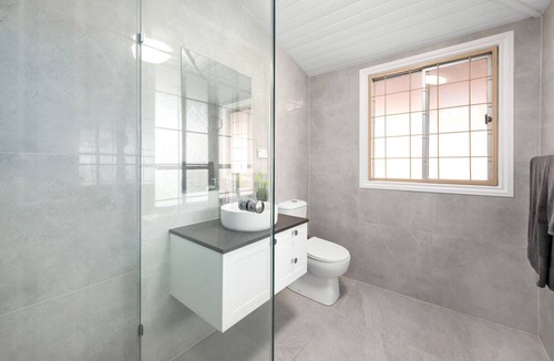 Highgate Hill House | 8 min walk to City - 5BR Heritage Queenslander - 9km from airport