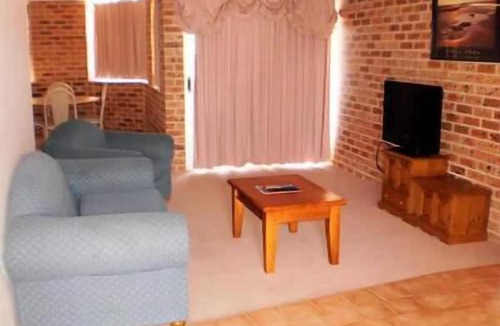 Gorokan Hotel | Lake Haven Motor Inn & Palms Restaurant