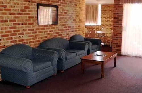 Gorokan Hotel | Lake Haven Motor Inn & Palms Restaurant