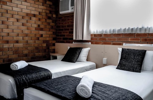 Warwick Hotel | Buckaroo Motor Inn
