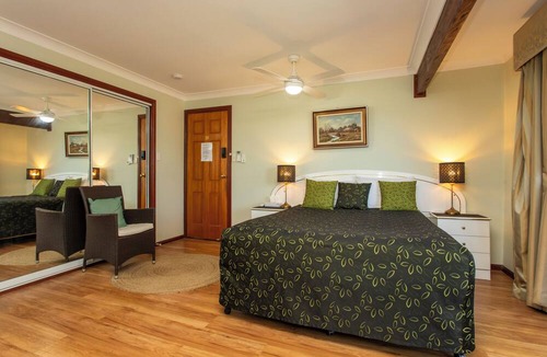 Redcliffe Bed & Breakfast | Ainslie Manor Guests House