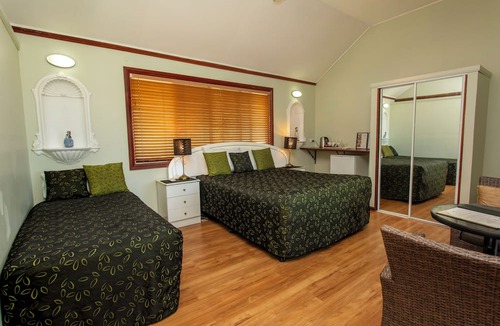 Redcliffe Bed & Breakfast | Ainslie Manor Guests House