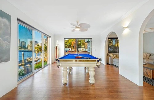Surfers Paradise Apartment | Palm Springs Surfers Paradise 3bed,pool waterfront