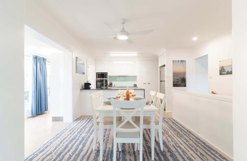 Moffat Beach Apartment | Moffat Beach Coastal Contemporary Unit A