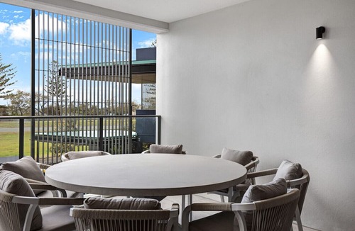 Alexandra Headland Apartment | Luxe beachfront Apt @ Beach Life