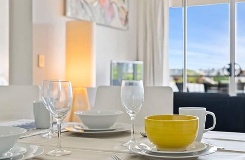Fortitude Valley Apartment | Artsy Destination! Compact & Cosy 2 BR Apart @ Val