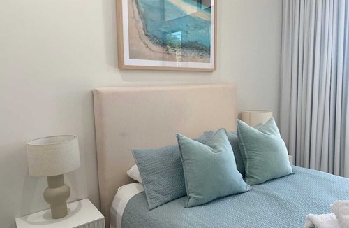 North Ward Apartment | Walk to Strand and Ocean - Luxury Gregory Street Apartment