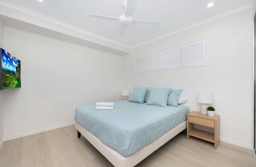 North Ward Apartment | Walk to Strand and Ocean - Luxury Gregory Street Apartment
