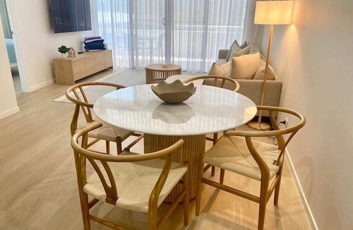 North Ward Apartment | Walk to Strand and Ocean - Luxury Gregory Street Apartment