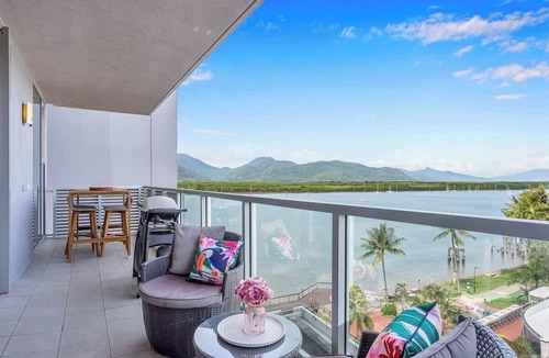 Cairns Central Business District Apartment | Luxury 1BR Apartment Harbour Lights Cairns