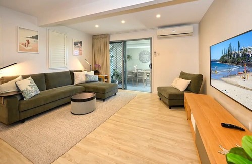 Alexandra Headland Apartment | Stylish 2 b/r, 2 Bath Apartment - 4 Guests ZC5