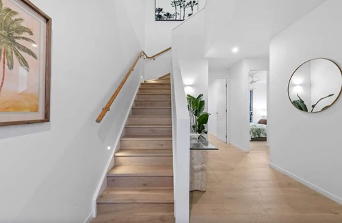 Newport Apartment | "Villa on Newport Lake" - Newport Q 4020