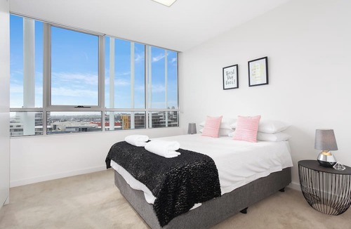 Zetland Apartment | Stunning Views, Modern Comfort: Book Zetland Heights!