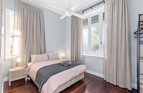 New Farm Apartment | The Lounge! 2 Bed/1 Bath/1 Car ~ New Farm