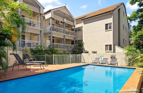 Kangaroo Point Apartment | One Bedroom in the Heart of Kangaroo Point with Pool & Parking