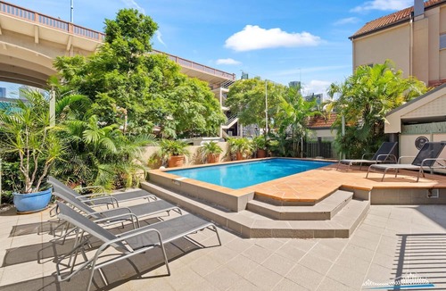 Kangaroo Point Apartment | One Bedroom in the Heart of Kangaroo Point with Pool & Parking