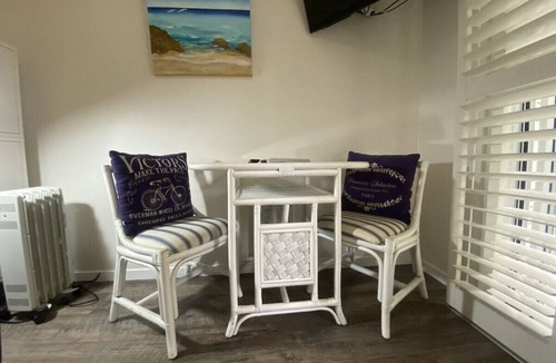 Buddina Apartment | 200m to beach, pet-friendly, tropical courtyard in Buddina - perfect for couples.