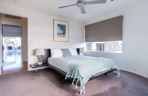 Currimundi Apartment | Amazing Currimundi Lakefront Ocean Penthouse