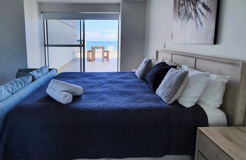 Surfers Paradise Apartment | The Penthouse - Amazing Ocean Views, Opposite Beach & Park, Wi-Fi & Parking