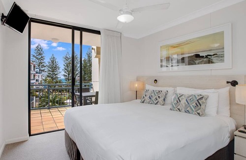 Coolangatta Apartment | Calypso Plaza Resort Unit 429 Beachfront Resort Style complex in the heart of Coolangatta
