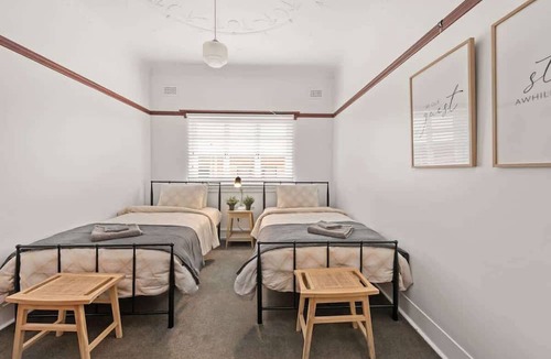 Ascot Apartment | Art Deco in Ascot! ~ 2 Bed/1 Bath/1 Car