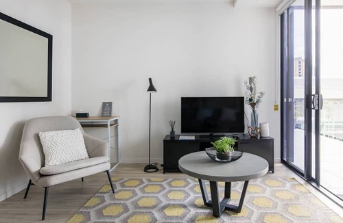 South Brisbane Apartment | Stunning Family Resort-like apartment in South Brisbane Huge Balcony Pool Gym Cafe Fast WIFI Carpark