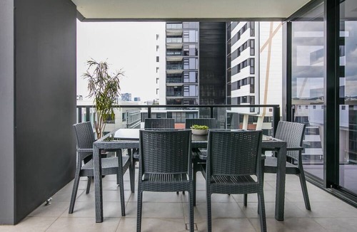 South Brisbane Apartment | Stunning Family Resort-like apartment in South Brisbane Huge Balcony Pool Gym Cafe Fast WIFI Carpark