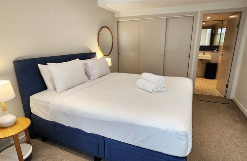 Randwick Apartment | Stylish Parkside Retreat - Outdoor Pool & Undercover Parking - Randwick