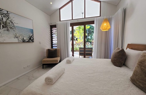 Newell House | Pearl on Newell Beach 26 Rankin Street, Newell Beach QLD 4873
