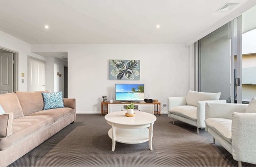 Chiswick Apartment | Gorgeous 2-Bed Unit near Riverside Parks
