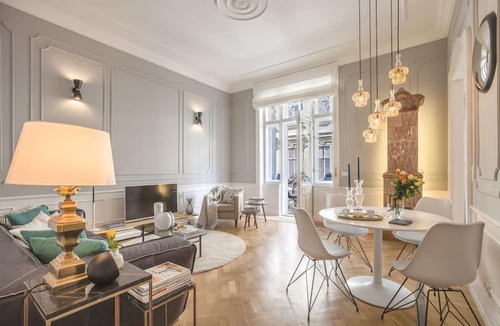 Inner City Budapest Apartment | APARTMENT WITH BALCONY IN PEDESTRIAN STREET , 2BR , 2BA , AC ,Wi-Fi , SMART TV