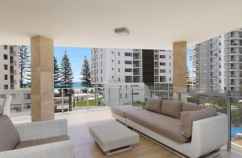 Coolangatta Apartment | Maili 6 Luxury sky home apartment in Rainbow Bay Coolangatta Wi-Fi Included