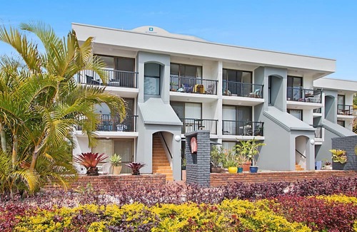 Coolangatta Apartment | Kirra Vista Apartments Unit 18 Kirra Beachfront, easy walk to shops, cafes and clubs with Wi-Fi