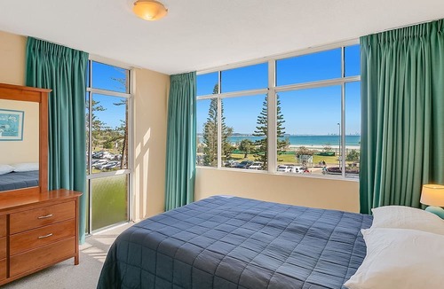 Coolangatta Apartment | Beach Lodge Unit 9 Beachfront unit in Coolangatta balcony with ocean views. close to clubs and shops