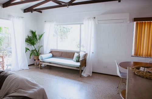 Marcoola House | Newly renovated 1970's house. Dog/kid friendly.