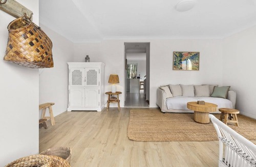 Avoca Beach Apartment | Bright Coastal Townhouse with BBQ & Courtyard